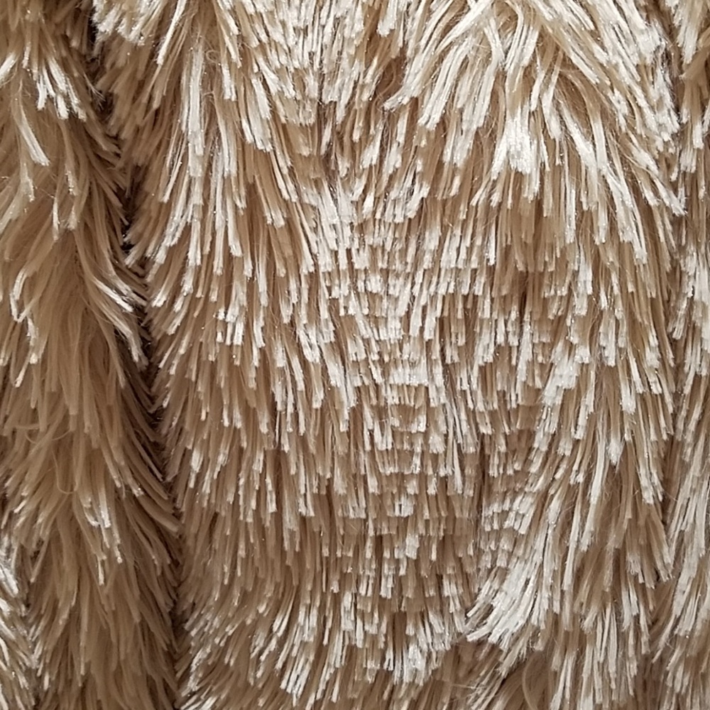 Fabulous faux fur coat.Cozy!Neutral color - Picture 4 of 6
